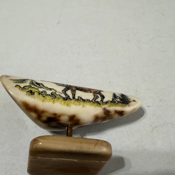 Scrimshaw wildlife engraving on a portion of a Whale’s tooth - Picture 2 of 6